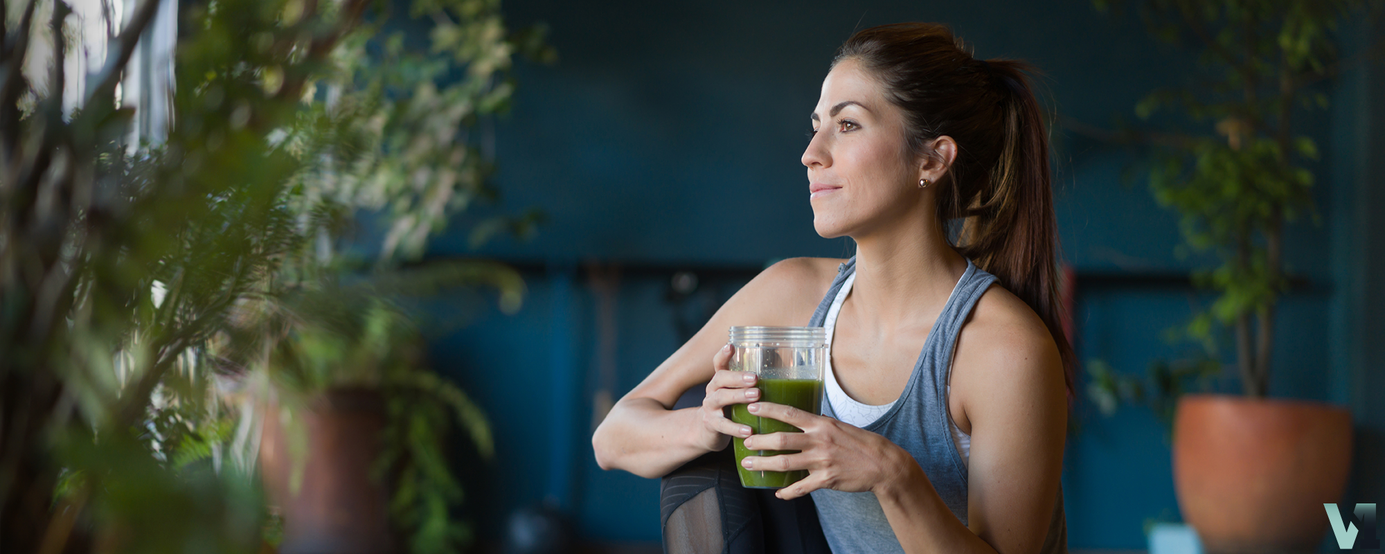 Frau, die gerade Vital1 Greens trinkt