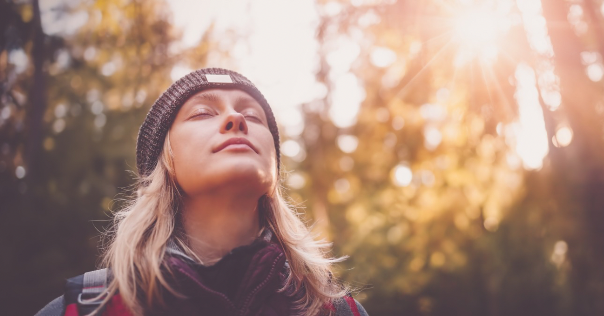Frau, die entspannt in der Natur unterwegs ist