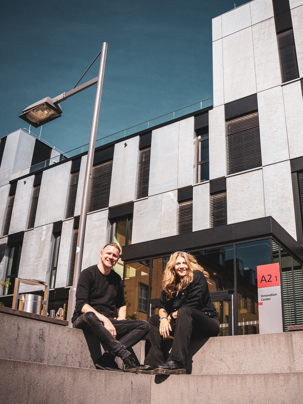 Die beiden Gründer nie und Julie vor ihrer Zentrale in Saarbrücken